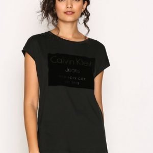 Calvin Klein Jeans Tika-22 Cn Lwk S / S T-Paita Black