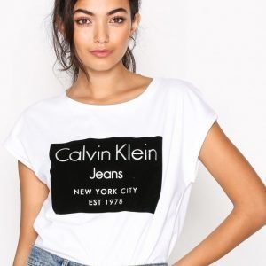 Calvin Klein Jeans Tika-22 Cn Lwk S / S T-Paita Bright White