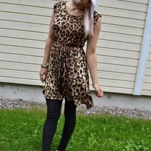 Leopardikuvioinen skater-mekko