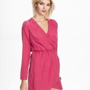 NLY Trend Play It Dress Rosa