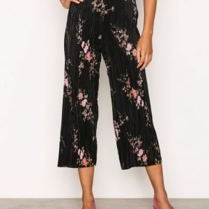 New Look Plisse Crop Trousers Housut Black