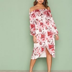 Nly One Off Shoulder Print Dress Loose Fit Mekko Punakuviollinen