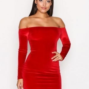 Nly One Off Shoulder Velvet Dress Kotelomekko Tummanpunainen