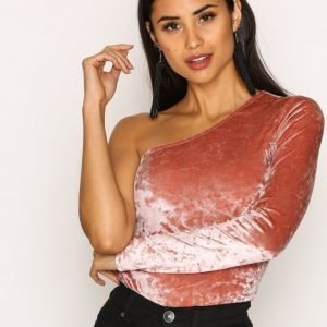 Nly One One Sleeve Velvet Body Rose