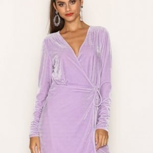 Nly Trend Fancy Velvet Wrap Dress Loose Fit Mekko Violetti