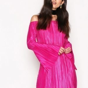 Nly Trend Off Shoulder Plissé Dress Loose Fit Mekko Fuchsia