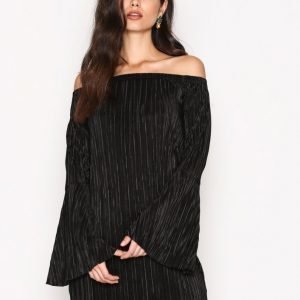 Nly Trend Off Shoulder Plissé Dress Loose Fit Mekko Musta