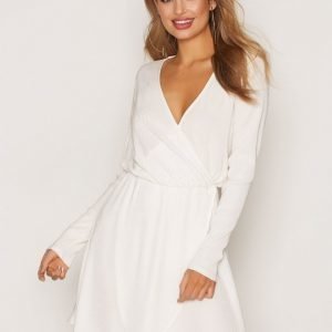 Nly Trend Pretty Pleats Dress Pitkähihainen Mekko Valkoinen