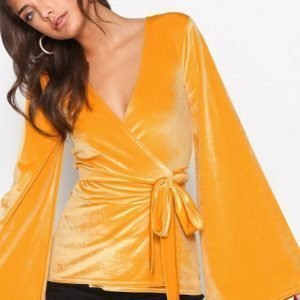 Nly Trend Wide Velvet Wrap Top Pitkähihainen Paita Mustard