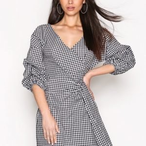 Nly Trend Wrap Shoulder Dress Loose Fit Mekko Musta / Ruudullinen