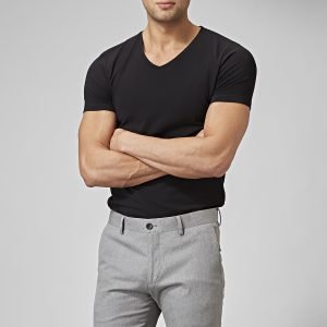 Riley Holborn V-Neck T-Paita Musta