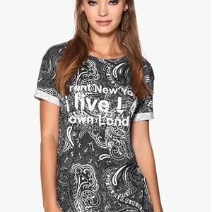 Sisters Point Cut-13 t-shirt Black/White